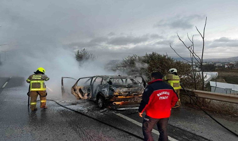 Balıkesirde otomobil seyir halindeyken yandı