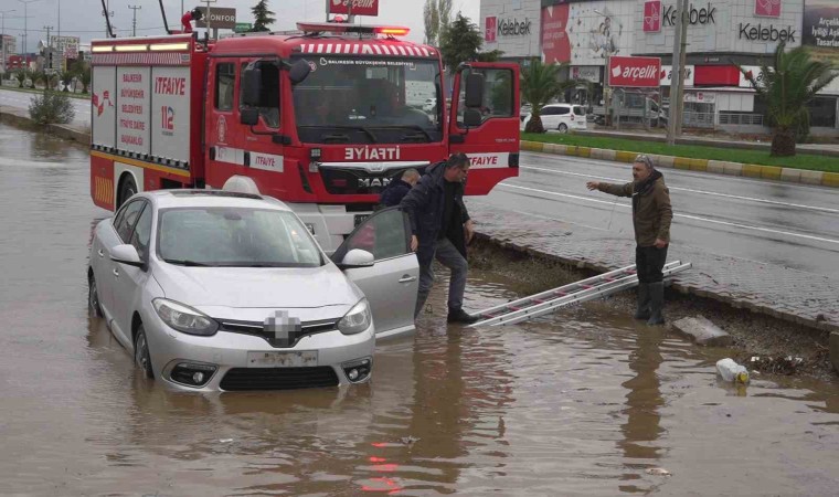 Balıkesirde su baskınında aracı içinde mahsur kalan sürücüyü itfaiye kurtardı