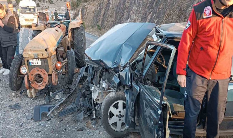 Balıkesirde traktör ile otomobil kaza yaptı: 2 ölü