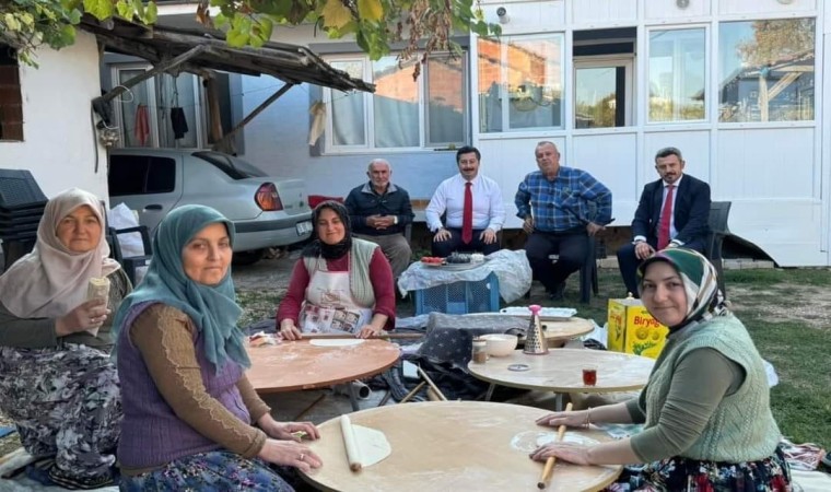 Başkan bazlama açtı pişirdi, köylülere ikram etti