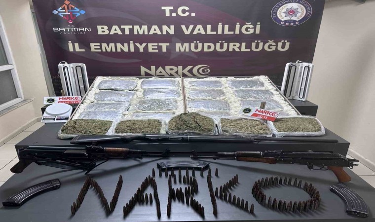 Batmanda 3 adreste yapılan aramada yüklü miktarda uyuşturucu ve mühimmat ele geçirildi: 4 kişi tutuklandı