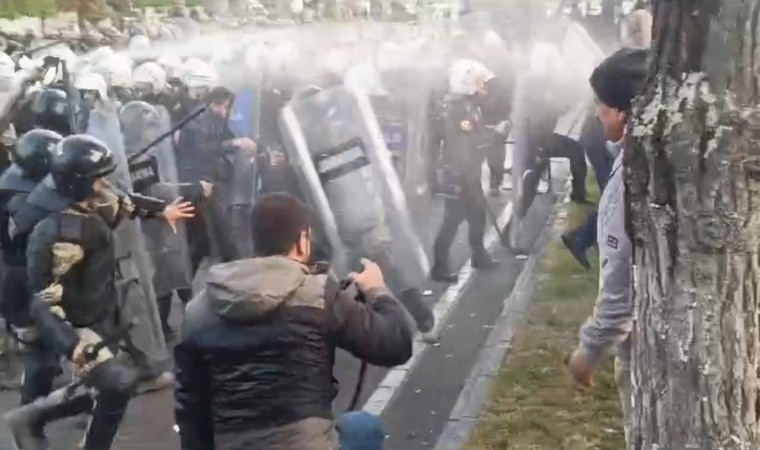 Batmanda belediye binasına girmeye çalışan gruba polisten müdahale: 75 gözaltı