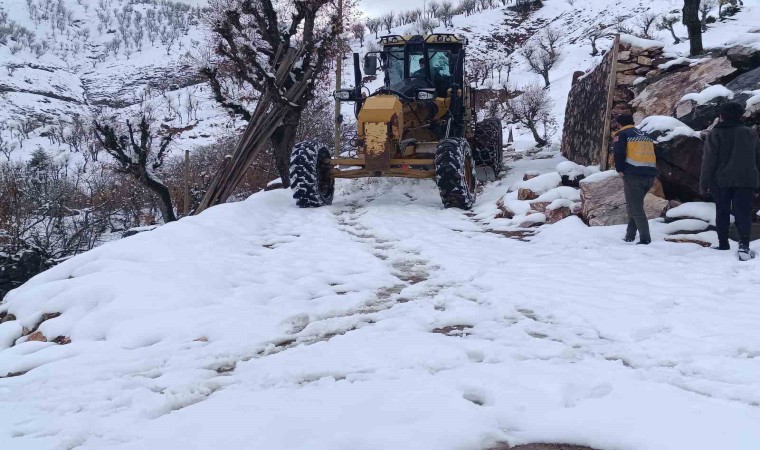 Batmanda kar yağışı nedeniyle ulaşıma kapanan köy yolları ulaşıma açıldı