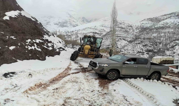 Batmanda karın geçit vermediği köy yollarında hummalı çalışmalar devam ediyor