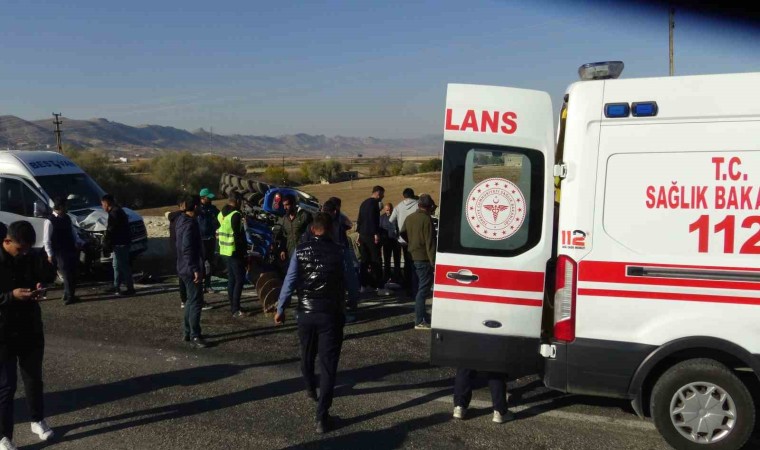 Batmanda minibüs ile traktör çarpıştı: 2si ağır 5 yaralı