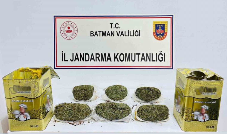 Batmanda yağ tenekeleri içinde 5 kilo 800 gram kubar esrar ele geçirildi