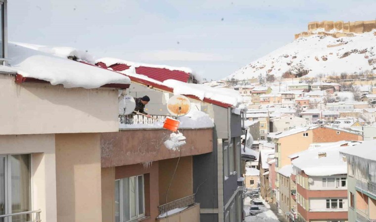 Bayburtlu vatandaşlar çatı ve balkonlarda biriken karları temizliyor