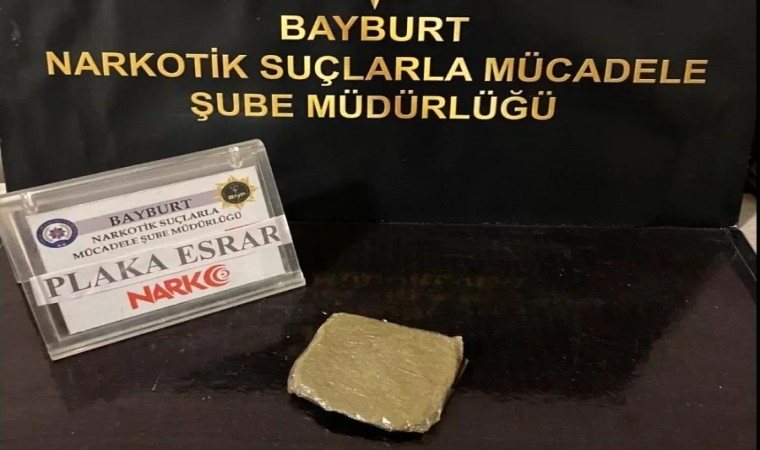 Bayburtta bir miktar esrar ve uyuşturucu hapla yakalanan 2 kişiye adli işlem yapıldı