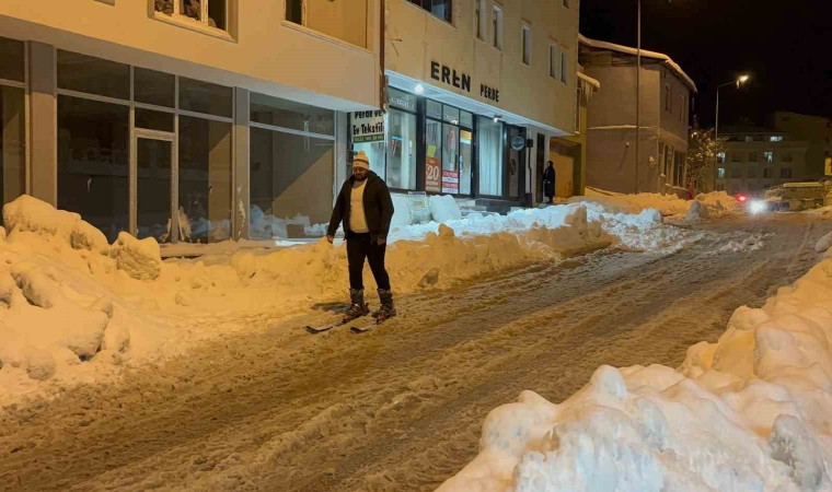 Bayburtta fıkra gibi olay: Kayak tutkunu Bayburtlu vatandaş caddede kayak yaptı