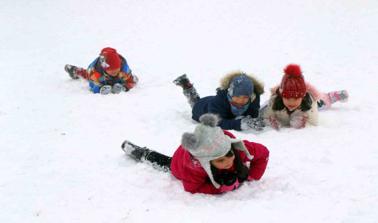 Bayburtta kar tatili bir gün daha uzatıldı Salı günü de okullar tatil olacak