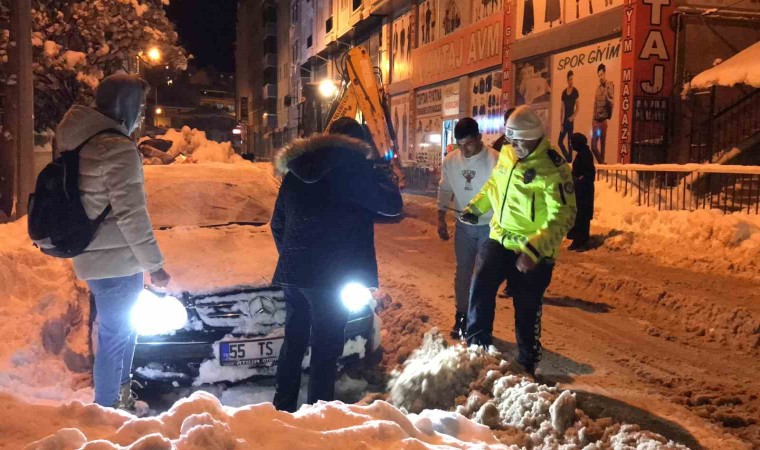 Bayburtta kara saplanan Mercedes marka otomobilin yardımına esnaf ve vatandaşlar yetişti