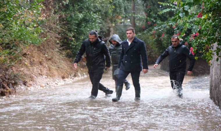 Belediye ekiplerinden yağmur mesaisi