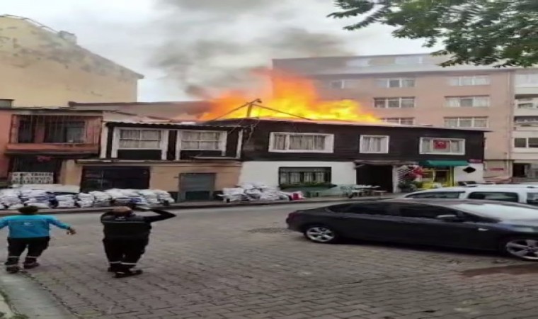 Beşiktaşta korkutan çatı yangını: O anlar kamerada