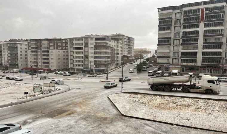 Besnide dolu ve kar yağışı etkili oldu