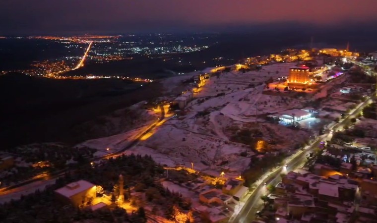 Beyaza bürünen Mardin, gece havadan görüntülendi