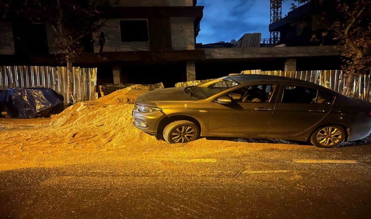 Beylikdüzünde bir inşaat firmasının yola döktüğü kum kazaya neden oldu