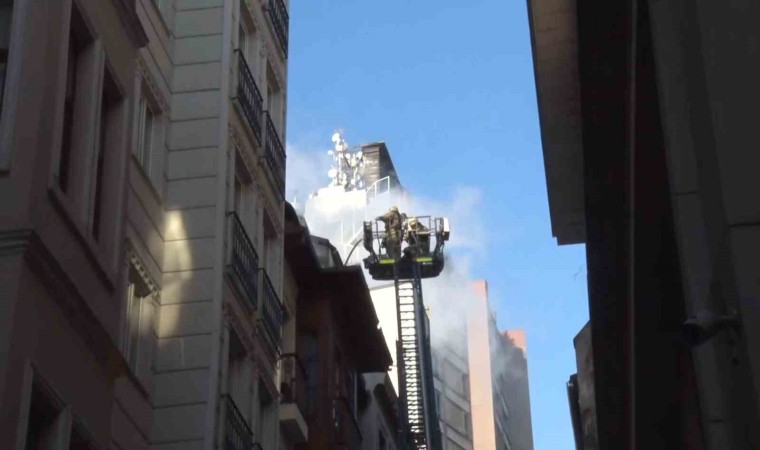 Beyoğlunda otelde yangın paniği, çatıda çıkan yangında bina boşaltıldı