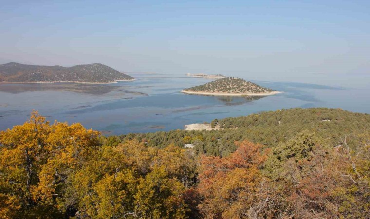 Beyşehir Gölündeki Hacıakif Adası doğa tutkunlarının ilgi odağı