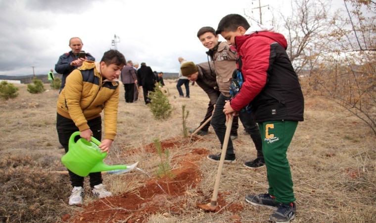 Beyşehirde öğretmenler için fidanlar toprakla buluşturuldu