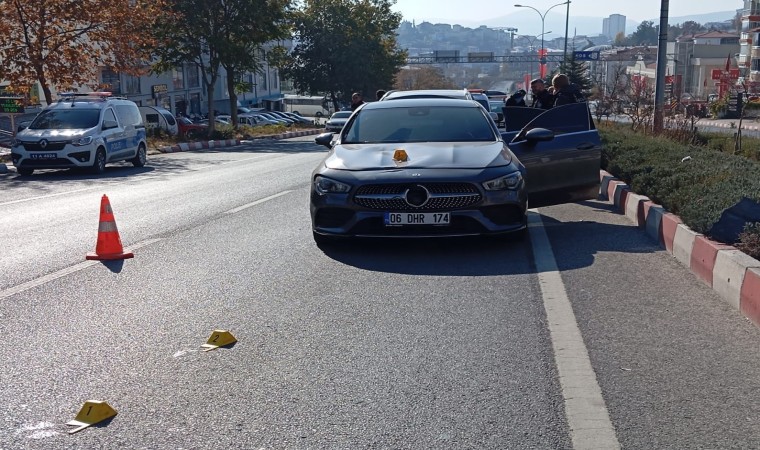 Bilecikte otomobilin çarptığı yaşlı kadın bir yana, elindeki çantası bir yana savrulurken, kadın hayatını kaybetti