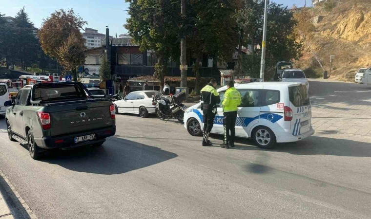 Bilecikte seyir halinde kontrolden çıkan motosiklet devrilirken, sürücüsü yaralandı