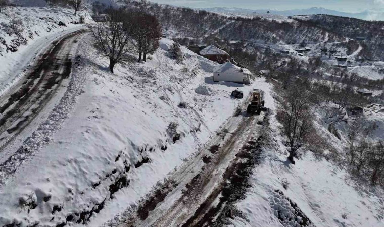 Bingölde kar nedeni ile kapanan 54 köy yolunun açılması için çalışmalar sürüyor