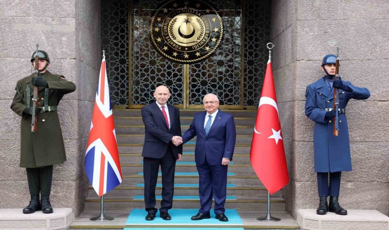 Birleşik Krallık Savunma Bakanı Healey TUSAŞ tesislerini ziyaret etti