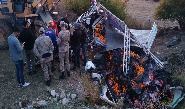 Bitliste meyve yüklü kamyonet devrildi: 1 ölü, 1 yaralı