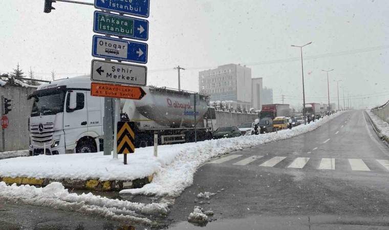 Bolu Dağında kar yağışı etkili oluyor: Kar kalınlığı 40 santimetreyi aştı