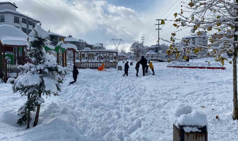 Boluda kar kalınlığı 30 santimetreye ulaştı