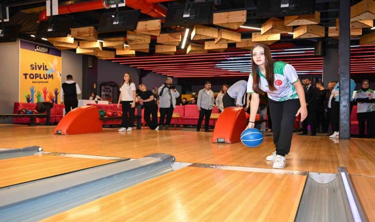 Bowlingde dereceye giren gençler ödüllendirildi