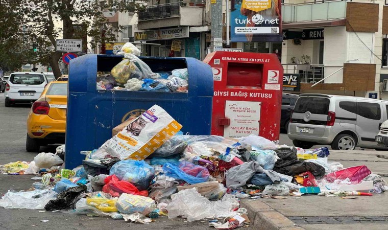 Bucada belediye çalışanları iş bıraktı, ilçede çöp yığınları oluştu