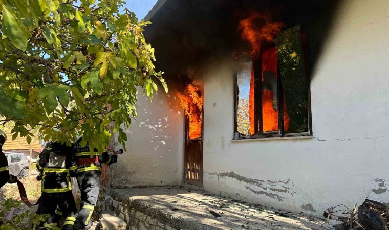 Burdurda çıkan yangında ev alev alev yandı