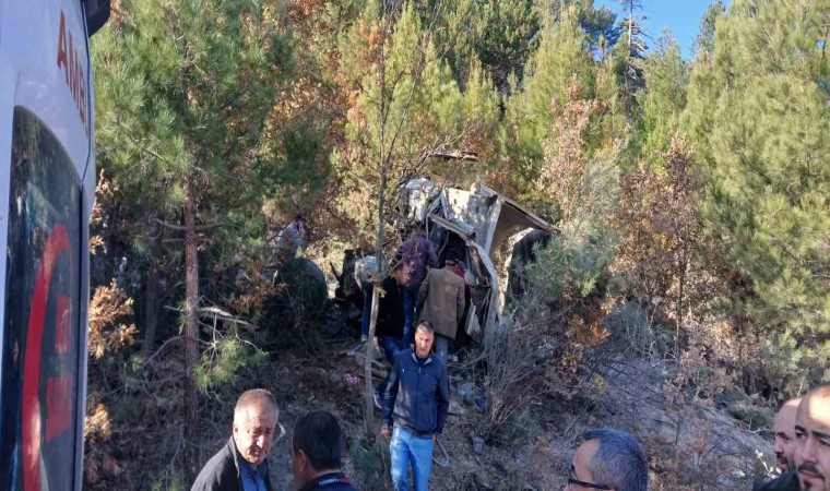 Burdurda freni patlayıp şarampole uçan hafriyat kamyonu hurdaya döndü: 1 ağır yaralı