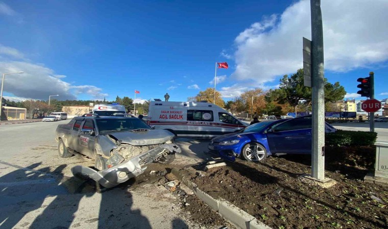 Burdurda kamyonet ile otomobil çarpıştı: 3 yaralı