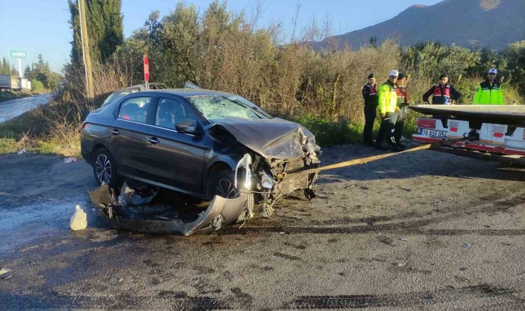 Bursada iki otomobil kafa kafaya çarpıştı: 7 yaralı