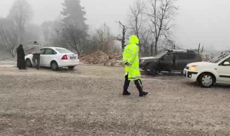 Bursada kar yağışıyla hayat durdu...İlçe yolları kapandı, ekipler açmaya çalışıyor