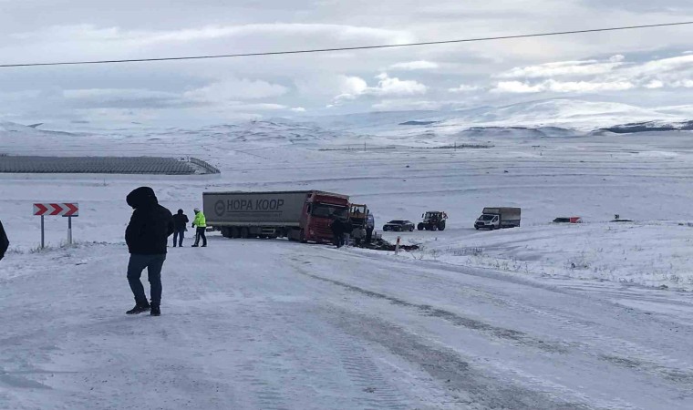 Buzlanma yüzünden kayan tır yolu trafiğe kapattı