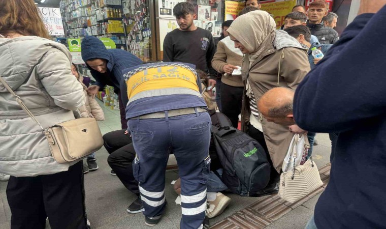 Caddede karşılaştığı eski sevgilisi ve kardeşini sokak ortasında bıçakladı