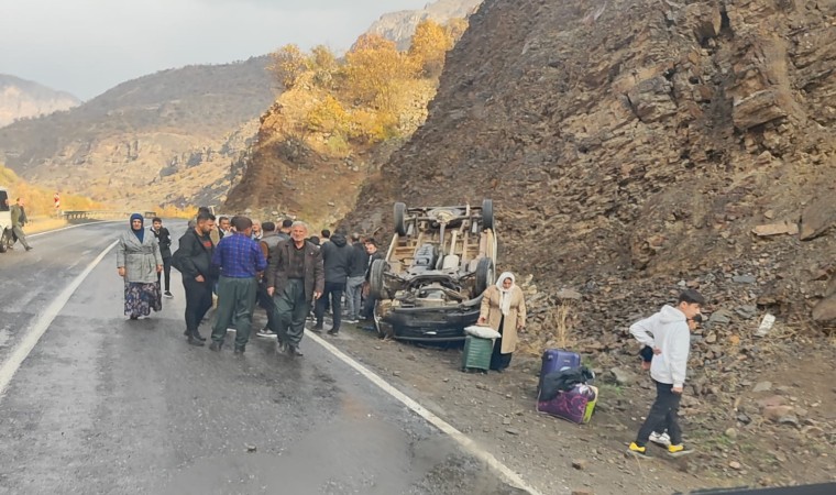 Çukurcada minibüs takla attı: 11 yaralı