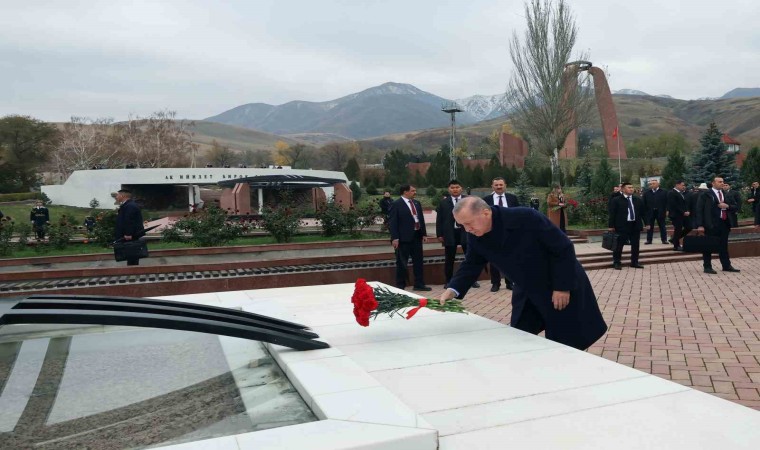 Cumhurbaşkanı Erdoğan, Kırgızistanda Ata Beyit Anıtını ve Cengiz Aytmatovun kabrini ziyaret etti