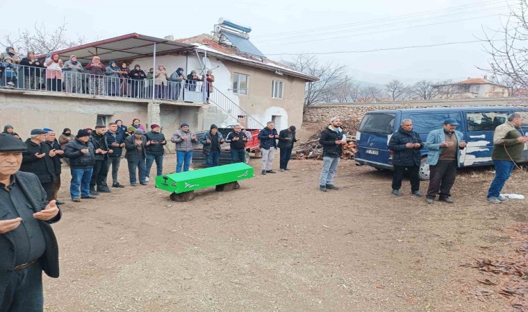 Denizlide boş arazide bulunan yaşlı kadının kemikleri toprağa verildi