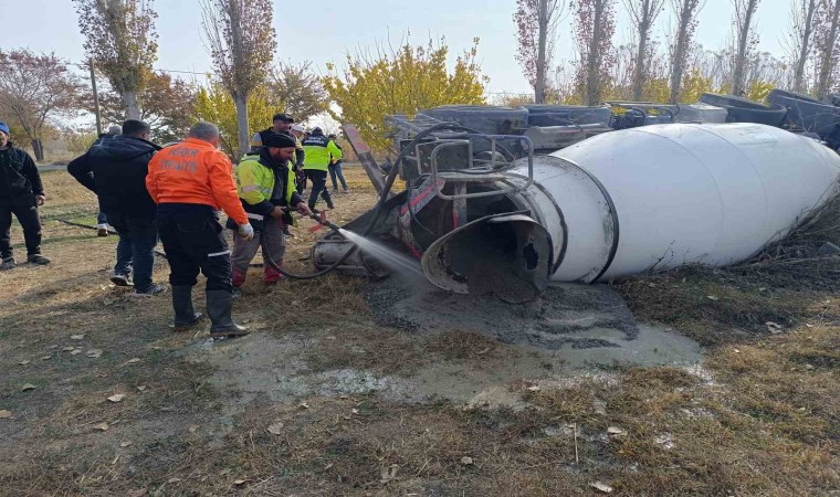 Devrilen beton mikseri içindeki beton boşaltılarak kaldırıldı