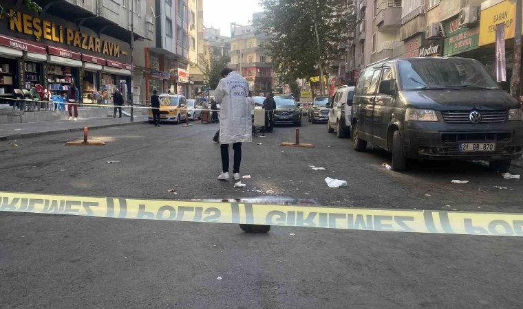 Diyarbakırda 3 kişiyi bıçaklayan saldırgan polis tarafından etkisiz hale getirildi