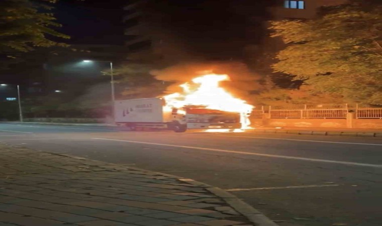 Diyarbakırda alevlere teslim olan tır kullanılmaz hale geldi