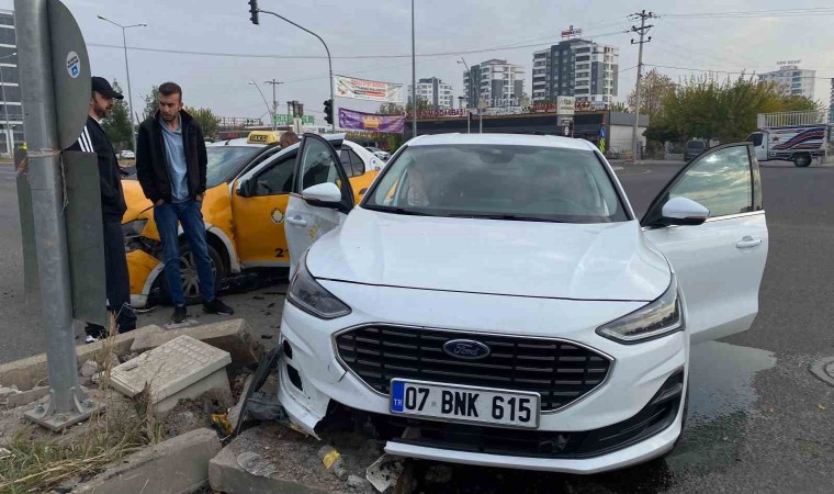 Diyarbakırda iki otomobil çarpıştı: 1 yaralı