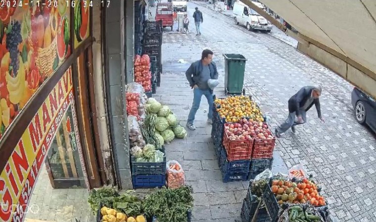 Diyarbakırda kaldırımda yürüyen adamın kalp krizi geçirme anı kameraya yansıdı