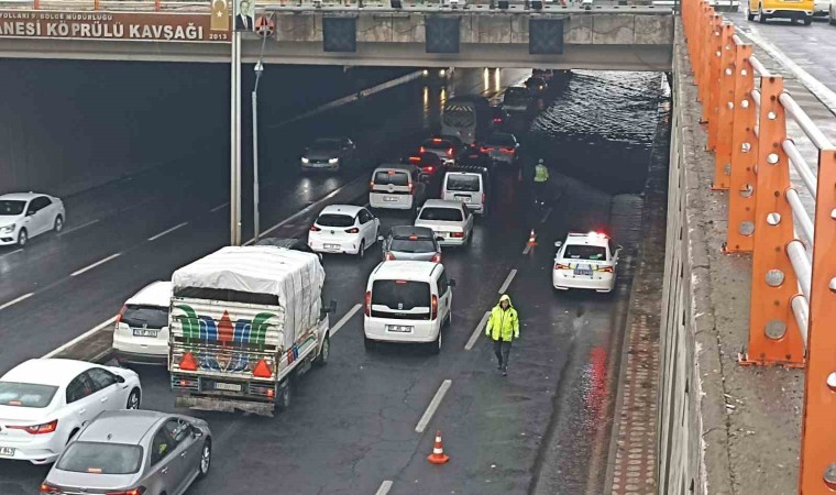 Diyarbakırda sağanak etkili oldu, sürücüler zor anlar yaşadı