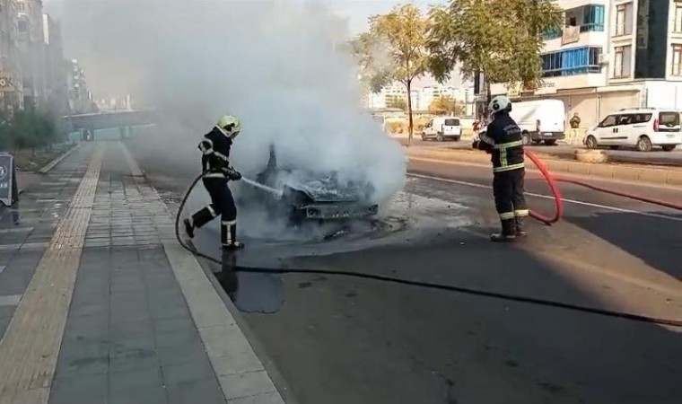 Diyarbakırda seyir halinde otomobil yandı