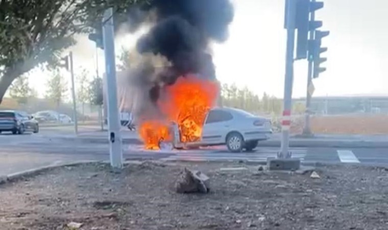 Diyarbakırda seyir halindeki otomobil alev topuna döndü